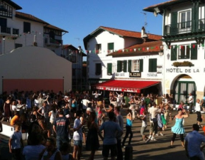 Azkaingo plaza bestetan argazkia